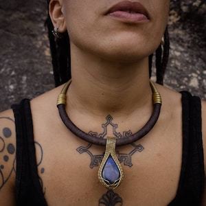 Tour de cou en labradorite bleu profond • Tour de cou en laiton • Bijoux enroulés de fil • Bijoux ethniques • Tenue de festival
