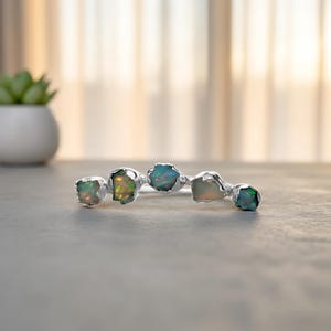 Pendientes trepadores de ópalo natural hechos a mano • Pendientes de latón plateado • Brazalete para la oreja de ópalo natural • Joyería minimalista de ópalo • Regalo para ella