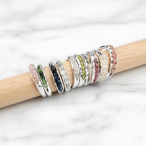 Anillos apilables con múltiples piedras preciosas / Colección de alianzas delicadas / Joyería minimalista personalizable / Regalo de aniversario o cumpleaños