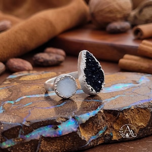 Offener Ring aus monochromem Druzy \ Handgefertigter Doppelsteinring \ Schmuck im himmlischen Stil \ Moderne Statement-Pieces