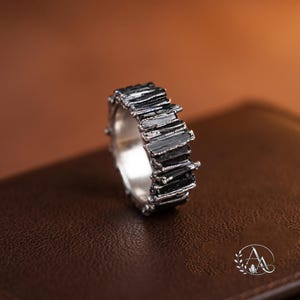 Anillo de turmalina negra \ Banda texturizada \ Anillo de piedra preciosa natural \ Anillos para mujer \ Joyería artesanal llamativa
