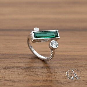 Anillo de esmeralda Hydro \ Anillo de gema baguette \ Joyería minimalista llamativa \ Regalos de boda hechos a mano
