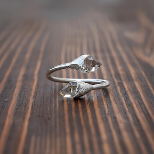 Anillo de cristal de cuarzo crudo de plata / Anillo de piedra preciosa de doble terminación / Anillo bohemio ajustable / Joyería rústica hecha a mano / Regalo de piedra curativa