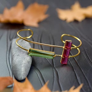 Élégant bracelet manchette en tourmaline - Bracelet jonc ouvert en plaqué or avec péridot hydraulique rose et vert, rubis - Bijoux tendance modernes en pierres précieuses
