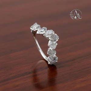 Anillo Herkimer en bruto \ Anillo de cristal ajustable \ Anillo minimalista delicado hecho a mano \ Joyería de piedra natal de abril