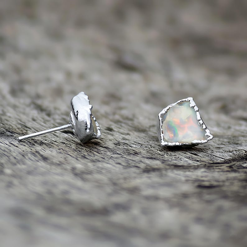 Ohrstecker aus natürlichem Opal \ Zarte Silberohrringe \ Handgefertigter minimalistischer Edelsteinschmuck \ Alltagsaccessoires für Sie Bild 3