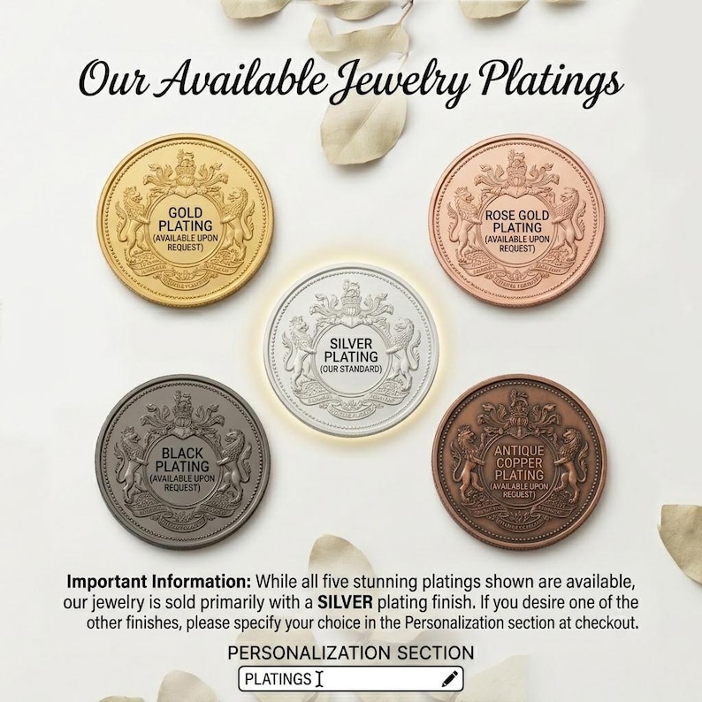K&ouml;nnte beinhalten: F&uuml;nf kreisf&ouml;rmige Metallplaketten zeigen Schmuckbeschichtungsoptionen: Gold, Ros&eacute;gold, Silber, Schwarz und Antikkupfer. Jede Plakette zeigt ein zentrales Wappen mit L&ouml;wen und Text zur Angabe des Finishs. Der Text lautet Our Available Jewelry Platings.