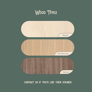 Pode incluir: Uma tabela de amostras de madeira intitulada Wood Types com tr&ecirc;s amostras ovais horizontais rotuladas como Maple, Rift White Oak e Walnut. O texto na parte inferior diz Contact us if you'd like them stained. O fundo &eacute; verde escuro.