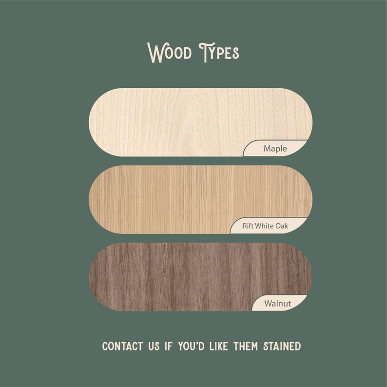 Pode incluir: Uma tabela de amostras de madeira intitulada Wood Types com tr&ecirc;s amostras ovais horizontais rotuladas como Maple, Rift White Oak e Walnut. O texto na parte inferior diz Contact us if you'd like them stained. O fundo &eacute; verde escuro.