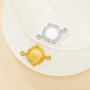 Puede incluir: Dos conectores de joyería ornamentados. Uno es dorado, el otro plateado. Cada uno tiene un engaste de bisel redondo y dos bucles para sujetar a otros componentes. Los conectores tienen un borde decorativo con cuentas y pequeños puntos decorativos.