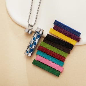 Hollow Leaf Aroma Diffuser Charm Pendnat Necklace,Stainless Steel Perfume Diffuser with 10pics Sponges,Creative Essence Scent Vial  1190072