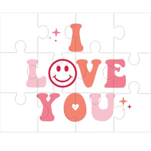 Può includere: Un puzzle bianco con un messaggio 'I LOVE YOU' in rosa, rosso e arancione. La 'O' di 'LOVE' è sostituita da un'emoticon rossa sorridente. Ci sono stelle rosa su entrambi i lati del messaggio.