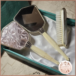 Vintage jaren 1950 make-upset – handspiegel haarborstel kledingborstel roze bloemen gegraveerd metaal celluloseacetaat originele doos