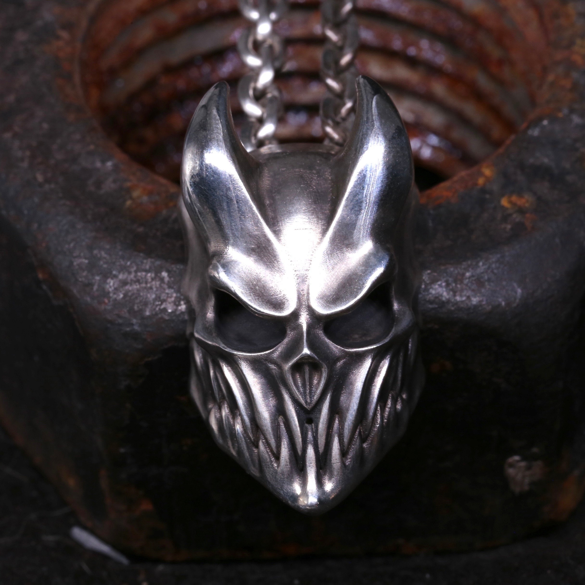 Colgante de cuernos de diablo, anillo de cuernos de calavera de demonio, enorme, hecho a mano, plata brutal, máscara de calavera con cuernos de diablo, colgante gótico de motociclista