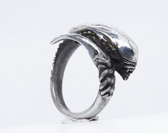 Alien Predator Ring Silver Baby Alien Larva Ring Steampunk Alien Artwork Animal Ring Alien Art Gothic Silver Biker Ring