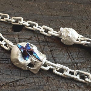 Pulsera de calavera plateada, color azul brillante, hecha a mano, de plata de ley oxidada maciza, estilo gótico, unisex, steampunk, punk, motero.