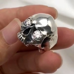 Bague tête de mort réaliste faite à la main solide Diamonte yeux bague en argent Sterling gothique Steampunk Rock Biker bague personnalisée