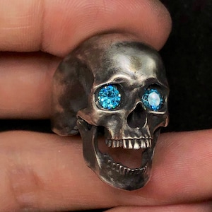 Bague tête de mort en argent, bague grenat diamant, mâchoire mobile, bague gothique tête de mort, faite main, bague personnalisée