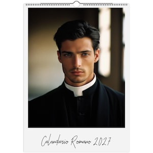 Può includere: Un calendario da parete intitolato Calendario Romano 2027 che mostra il ritratto di una persona con capelli scuri e occhi verdi, che indossa una camicia clericale nera con colletto bianco. Il calendario è rilegato con una spirale bianca.