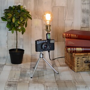 Vintage Konica Camera Lamp: Retro Desk Lighting with Tripod