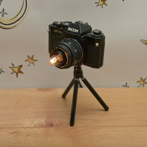 Vintage Ricoh Kamera Lampe: Upcycled Retro Schreibtischlampe