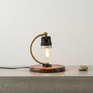 Lámpara de lente de cámara reciclada: lámpara de escritorio industrial de latón y madera