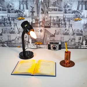 Vintage Camera Lens Desk Lamp: Upcycled Art Deco Lighting