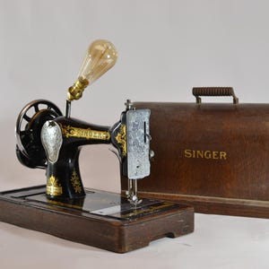 Vintage Singer Sewing Machine Lamp – Unique Sewing Machine Base Lamp – Upcycled Sewing Machine Decor – Handmade Sewing Machine Night Light