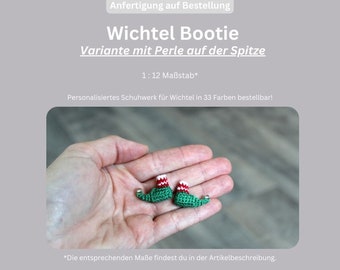 Wichtel Zubehör / Wichtelschuhe / 1 Paar Booties mit Perle auf der Spitze / Schuhe für Wichtel / Mini Boots mit Rocailles / Miniatur M 1:12