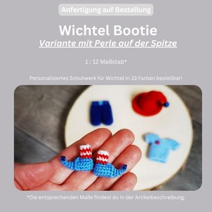 Wichtel Zubehör / Wichtelschuhe / 1 Paar Booties mit Perle auf der Spitze / Schuhe für Wichtel / Mini Boots mit Rocailles / Miniatur M 1:12 Bild 3