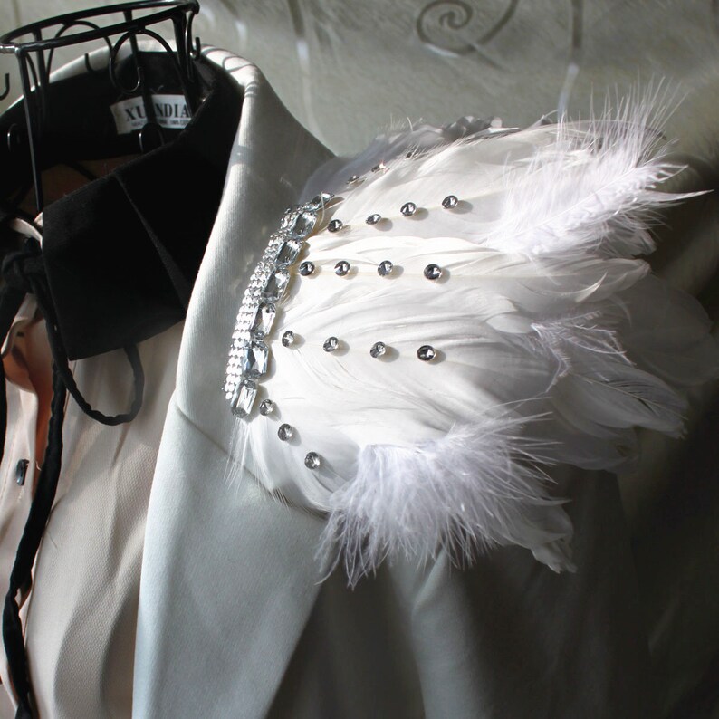 1 Pair White feather crystal epaulettes Shoulder Pads Feather harness Edgy shoulder piece Shoulder patch for Halloween Burning man Cosplay