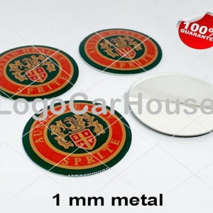 Può includere: Quattro emblemi per auto in metallo da 1 mm con un design verde, oro e rosso con le parole "Austin Healey Sprite".