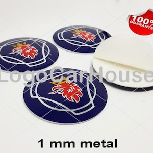Könnte beinhalten: Vier blaue und weiße Autoembleme mit einem roten und goldenen Löwen-Design. Die Embleme sind 1 mm Metall und haben eine weiße Klebefläche.