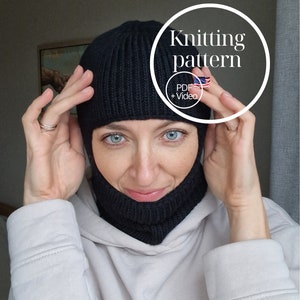 Peut inclure: Cagoule noire tricotée avec un motif côtelé. L'image comprend le texte "Knitting pattern" et "PDF + Video". La cagoule est portée par une personne portant un sweat à capuche de couleur claire.
