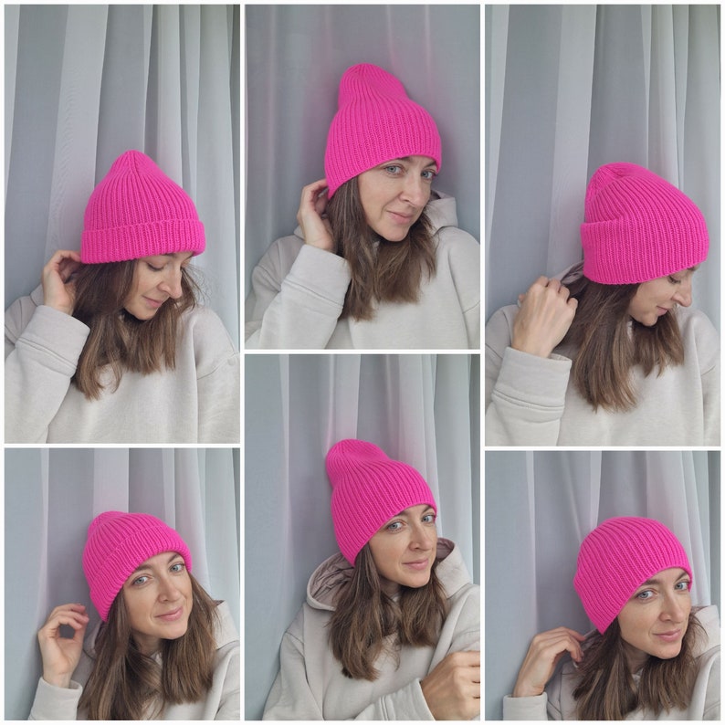 Op de afbeelding: Een felroze gebreide beanie. De hoed is effen van kleur en heeft een geribbelde textuur. De hoed wordt op meerdere afbeeldingen gedragen, wat de stijl en pasvorm laat zien. De beanie is een opvallend accessoire.