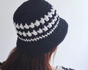 Wzór na szydełkową czapkę w pepitkę z motywem letniego festiwalu - uyuycrochet