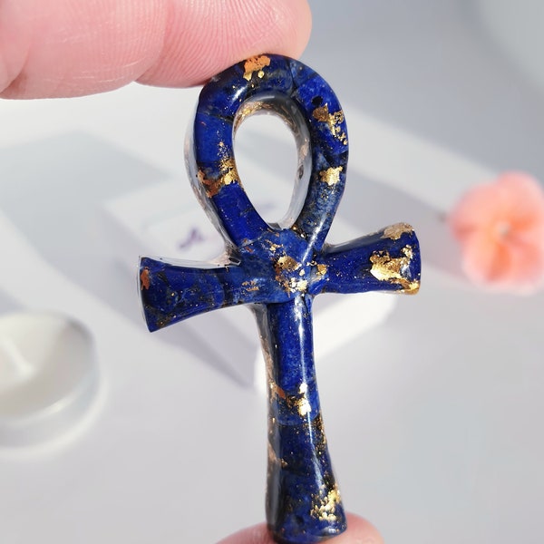 Ankh egipcio de lapislázuli con orgón – Colgante Ankh de resina y cristal – Amuleto egipcio de la Llave de la Vida – Ankh de orgón cargado con Reiki para protección y sabiduría
