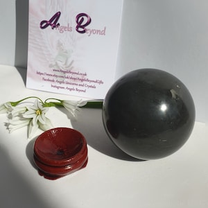 Sphère en pierre d&#39;Avalon 50 mm/ Sphère en cristal de méditation naturel sculptée à la main/ Cadeau en pierre d&#39;Avalon de Glastonbury