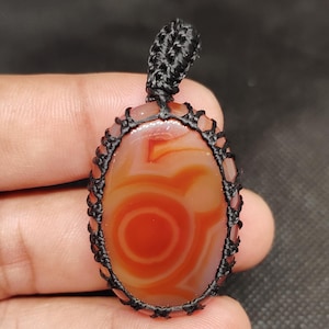 Naturalny wisiorek makrama z czerwonego onyksu, wisiorek do noszenia na co dzień, 38x26x0,7 mm