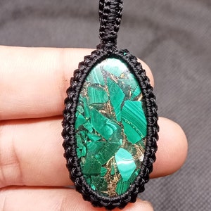 Colgante de turquesa de macramé natural hecho a mano, colgante de piedra preciosa turquesa de cobre, cabujón de turquesa, 38 x 29 x 0,7 mm, 60 ct