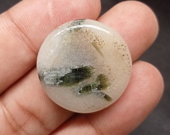 Cabochon de quartz rutile vert épidote serti et emballage de la lunette ronde avec dos plat poli