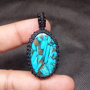 Colgante de macramé turquesa de cobre, hecho a mano, con piedra preciosa turquesa de 35 quilates, 36 x 24 x 0,6 mm