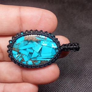 Colgante Macrame Turquesa Colgante hecho a mano Colgante de piedra preciosa turquesa de cobre Cabujón turquesa 34X24X06MM 30ct