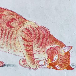 Könnte beinhalten: Eine detaillierte Illustration einer rot getigerten Katze mit ausgeprägten roten Streifen auf cremefarbenem Hintergrund. Die Katze ist in einer niedrigen, kauernden Haltung dargestellt, wobei der Kopf zum Boden geneigt ist.