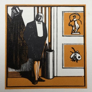Könnte beinhalten: Eine Schwarzweißillustration eines Mannes im Anzug und Zylinder, der vor einer Wand mit zwei gerahmten Bildern steht. Die Bilder zeigen eine tanzende Frau und ein stilisiertes Insekt.