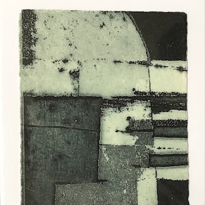 TESSA HOLMES 'SEM TÍTULO'. eTCH studio 23. Impressão de placa solar em papel moldado à mão com fundo em papel cartão branco. 9 x 11 cm.