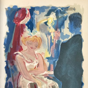 以下が含まれることがあります： 白いドレスを着た女性が椅子に座っている水彩画。彼女はブロンドの髪で、赤い帽子をかぶっている。後ろにはダークスーツを着た男性が立っている。絵は青と緑の色合いで描かれている。