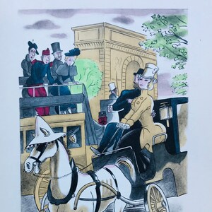 Puede incluir: Una ilustración vintage de un carruaje tirado por un caballo blanco con un sombrero blanco. Una mujer con un abrigo amarillo y un sombrero blanco está sentada en el carruaje. La escena está ambientada en una ciudad con un edificio en el fondo.