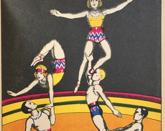 Może przedstawiać: Ilustracja vintage'owego plakatu cyrkowego przedstawiająca czterech artystów w ringu. Dwie kobiety noszą kolorowe kostiumy z zygzakowatymi wzorami, podczas gdy dwóch mężczyzn nosi białe koszule i niebieskie spodenki. Plakat ma czarne tło z żółto-zielono-czerwonym paskowanym ringiem.