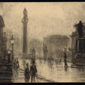 Puede incluir: Un boceto a carboncillo de una escena de calle urbana, probablemente de finales del siglo XIX o principios del XX. La obra representa un día lluvioso con figuras caminando por una calle mojada. Se ven edificios y una columna alta al fondo, con farolas.